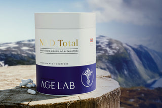 NAD Total® er vårt komplette NAD-tilskudd. Hver kapsel har 300 mg Nikotinamid Ribosid (NR) og 250 mg TMG for optimal omdannelse til NAD+  AgeLab.no