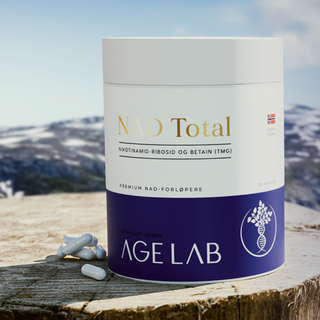 NAD Total er Norges mest solgte NAD-tilskudd. Hver kapsel har 300 mg Niktoinamid Ribosid (NR) og 250 mg TMG.