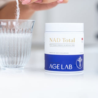 NAD Total er Norges mest solgte NAD+-tilskudd. Hver kapsel har 300 mg Niktoinamid Ribosid (NR) og 250 mg TMG.
