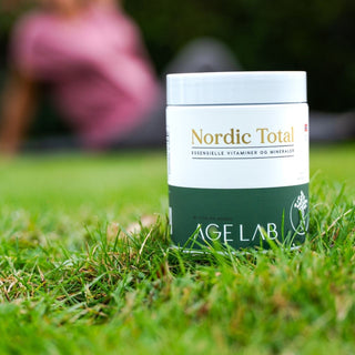 Opplev effekten av 16 tilskudd som faktisk gir mening: magnesium, kolin, hyaluronsyre, selen, K2 + D3 og flere. I sine beste former og klinisk relevante doser. Én boks gir deg en vitenskapsbasert grunnmur i tilskuddsregimet – uten unødvendige trender eller pynt, og forbedres av norske leger.